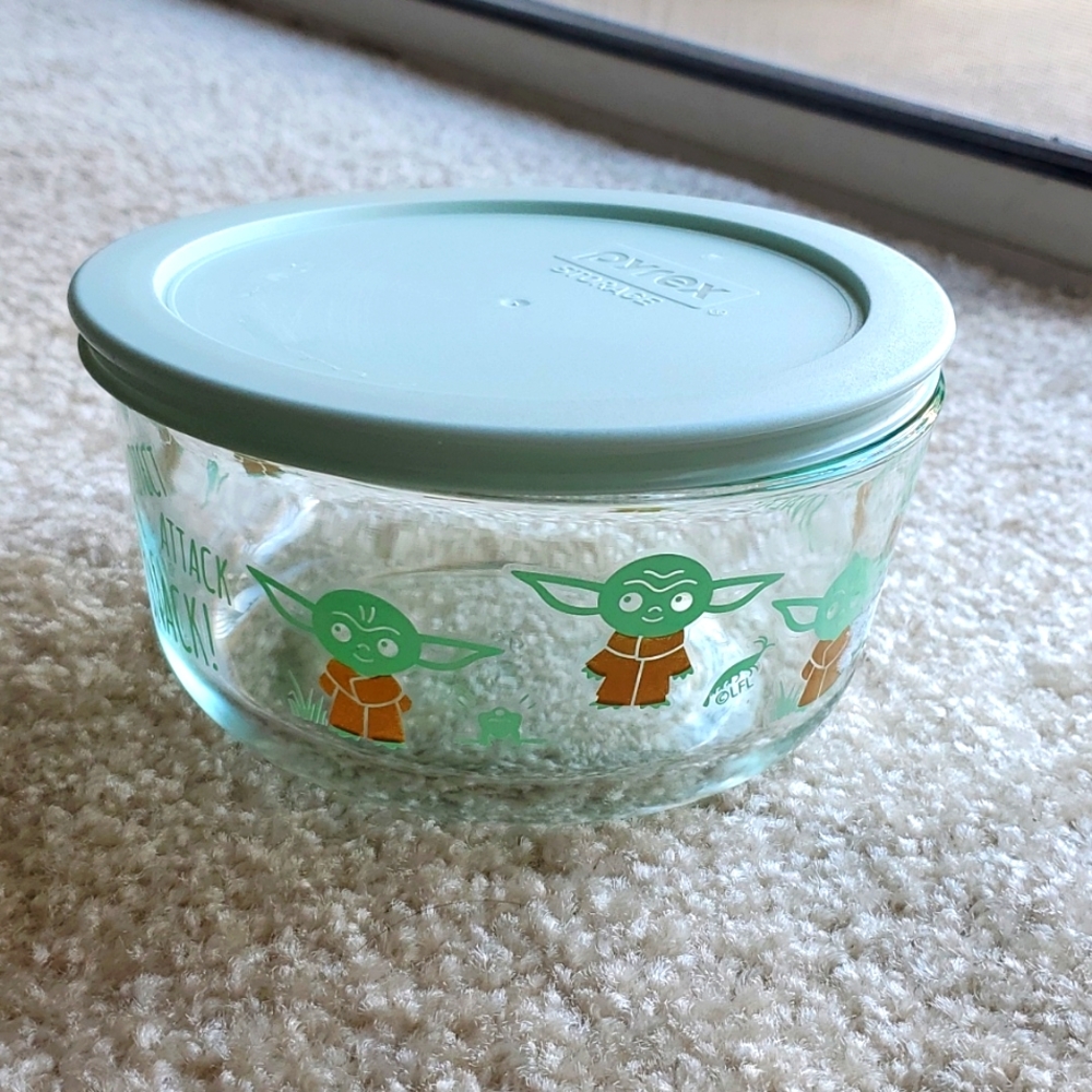 NWOT Pyrex baby yoda container